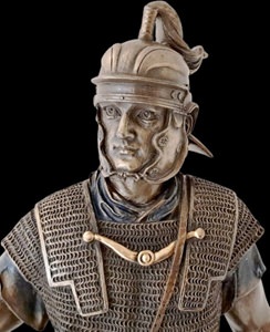 Bronzefarvet figur af romersk legionær med spyd og skjold